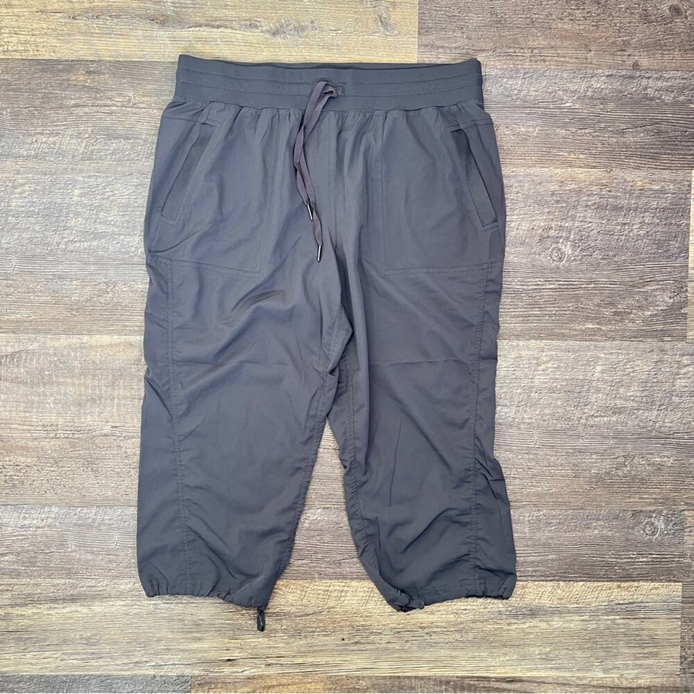 Reebok dark gray Capri athletic hiking pants size large L B169